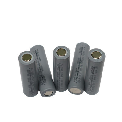 円柱18650 3.6 V 2600mahのリチウム電池の再充電可能で高い安全